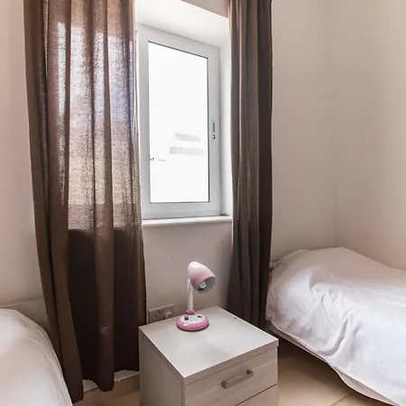 Emerald Court Apartment *